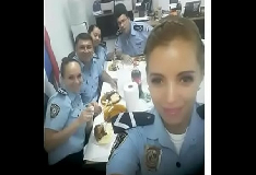 Policial fazendo boquete no delegado