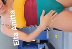 Vídeos da famosa Anitta exibindo a bucetinha com um maiô apertado
