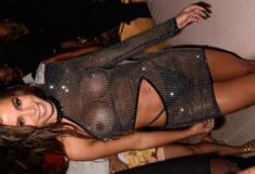 Confira os peitos grandes de vestido transparente de Anitta