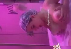 Vídeos de Grazi Mourão tomando banho na banheira