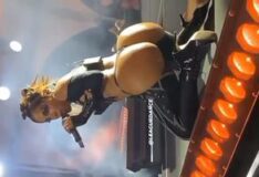Anitta exibindo o cuzinho em show grátis