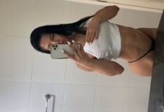 Eva Andressa do Instagram exibindo seus peitos de biquíni