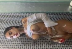 Tati Zaqui nua bebeu e gravou um vídeo da famosa dermatologista