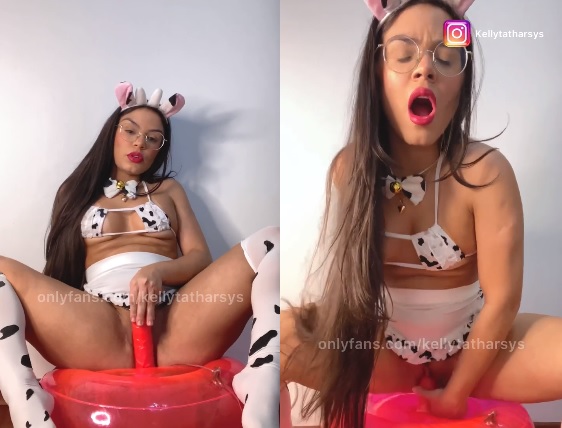 Kellyta Tharsys montando no vibrador