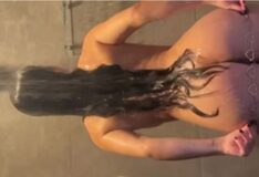 Vídeos de Frentista Nordestina tirando a calcinha e colocando o limpadinho no chuveiro