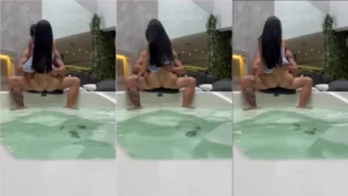 Fernanda Campos, a famosa, se esbaldando na banheira e aproveitando ao máximo