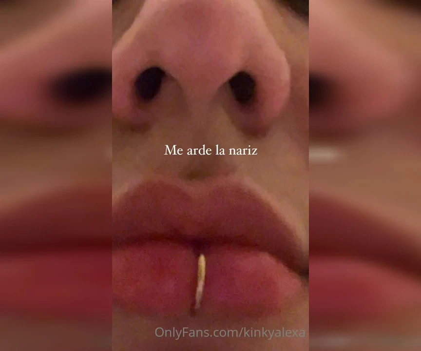 Alexa, a safadinha cheia de piercings, tá aí exibindo esse bocão!