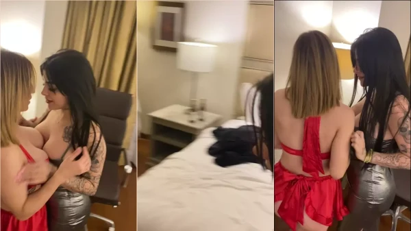Dá uma olhada na Karely Ruiz se divertindo com a amiga!