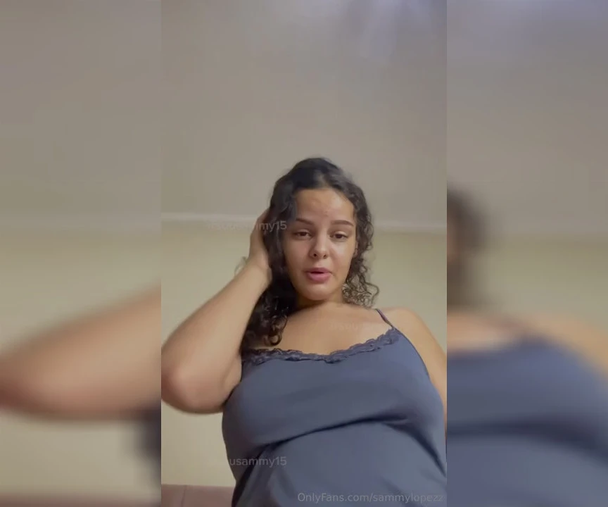 Sammy Lopezz com uma blusa ousada, gravando sua cavalgada na pegação