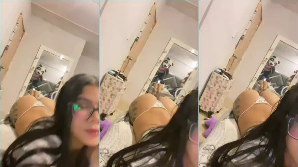 Vídeo da Gabriela Uribe deitada de micro calcinha!