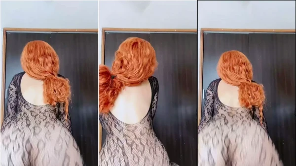 Maria Bartola, a ruiva maravilhosa, arrasando com seu maiô preto!