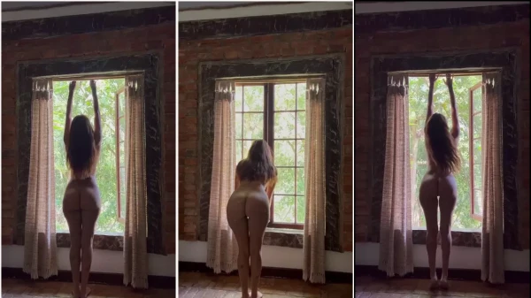 Olha a Fernanda Mota se exibindo pela janela!