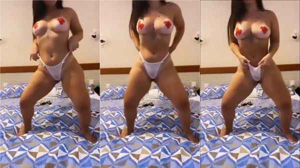 Safadinha se exibindo seminua na cama