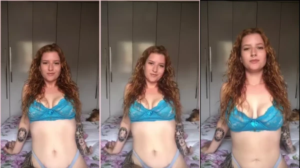De calcinha, a Mona_Ruiva posa de um jeito provocante para a câmera