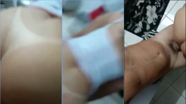 Gata safada se jogando na cama, gemendo de prazer